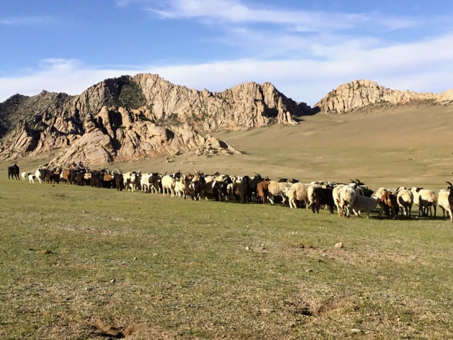 Mongolia_Gobi_Holy_Mountain2