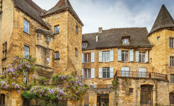 A Vagabond Life: The Ultimate Travel Guide